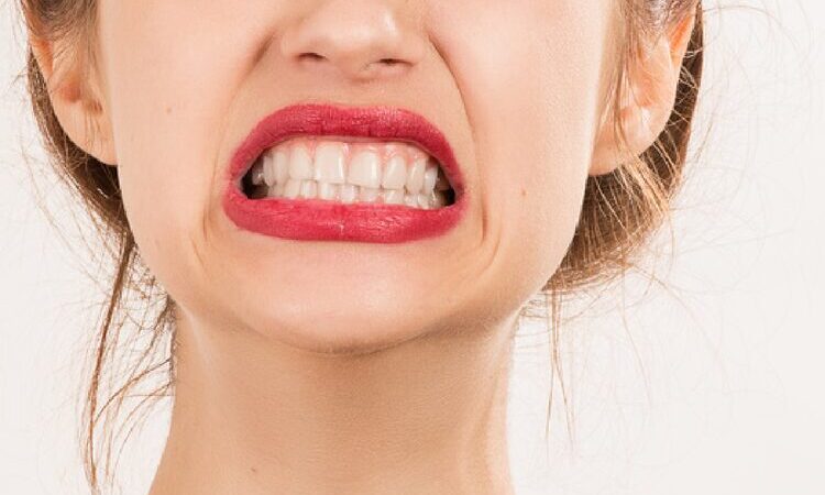 無意識の「食いしばり」が引き起こすお口のSOS